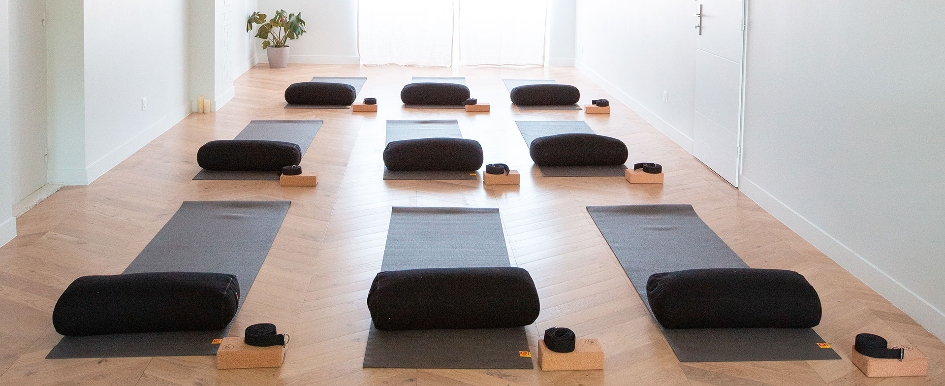 Intérieur du studio Hyphen avec des tapis installés