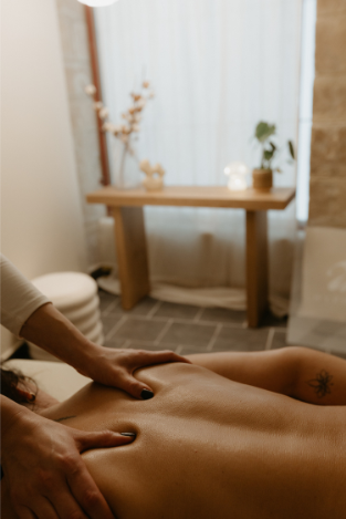 Photographie d'un massage en pratique dans la salle de massage au studio Hyphen Pilates à Valence