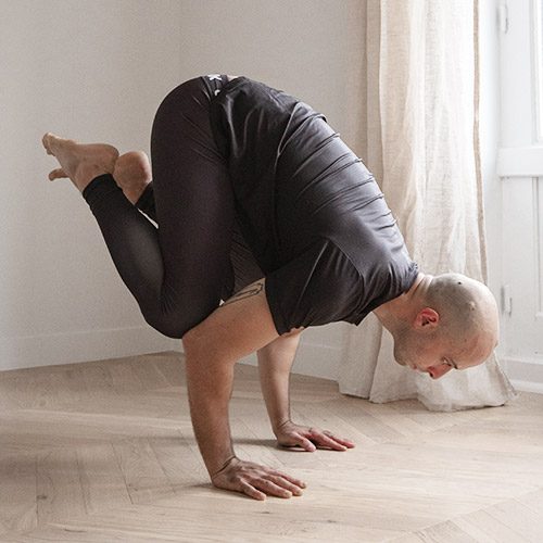 2power_yoga_guillaume_hyphen posture du corbeau en power yoga