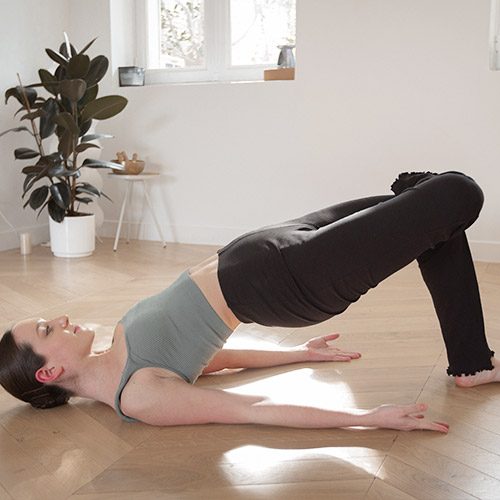 pilates_valence_clara_hyphen posture de renforcement durant un cours de Pilates